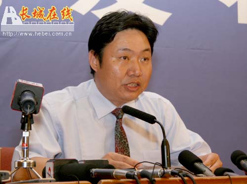 三鹿集团董事长_国岳集团董事长夫妻照