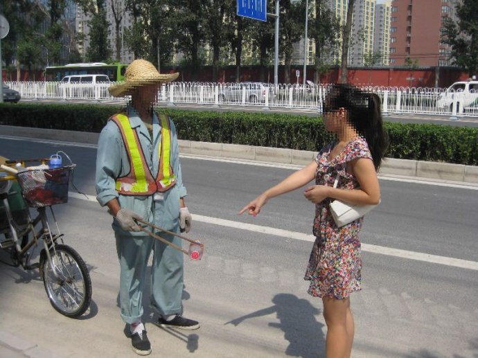 不扔你吃什么?环卫工劝阻女子乱丢垃圾遭<em>骂</em>_
