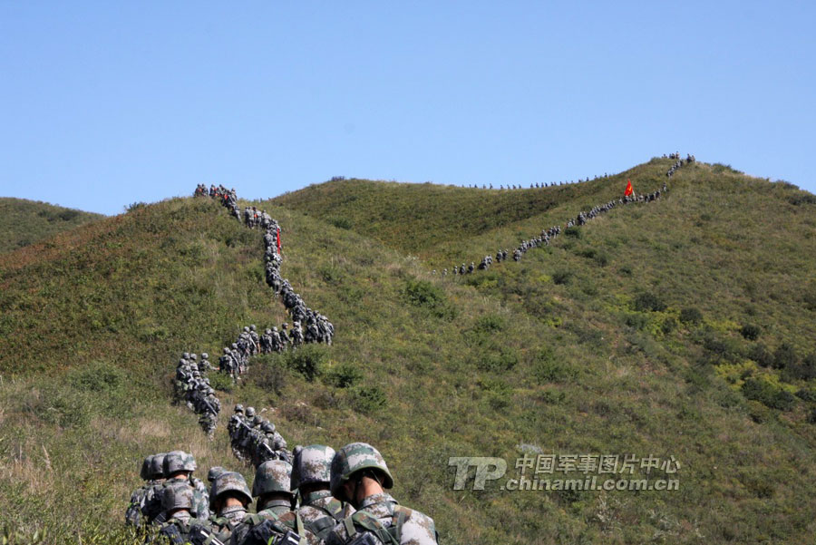 长途跋涉-军人风采-长城网-河北征兵网