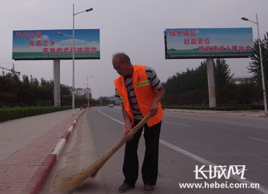 武强县环卫工人杨士杰认真清扫大街.刘金英 摄