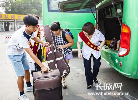 工作人员帮着旅客搬运行李