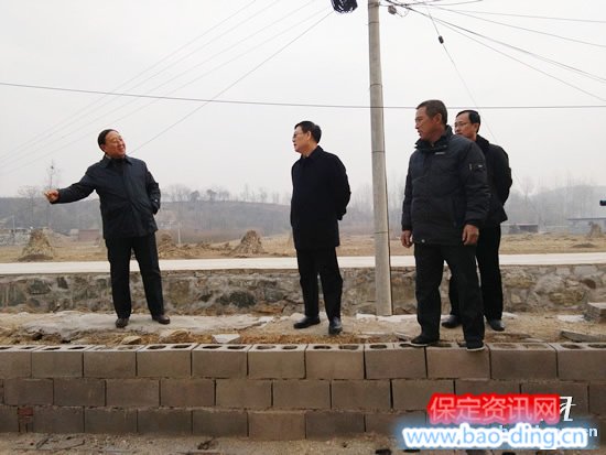 河北省扶贫办副主任毕振水(左一)一行了解省扶贫办驻西沟村工作组扶贫情况 河北省扶贫办副主任毕振水(左一)一行了解省扶贫办驻西沟村工作组扶贫情况