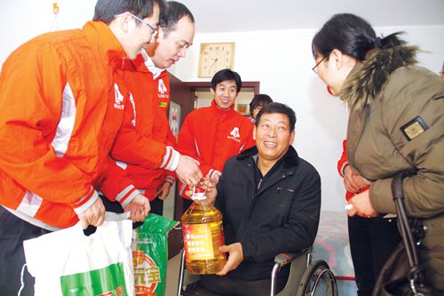 腾达科技雷锋志愿小组到沧州好人王建国家中慰问.