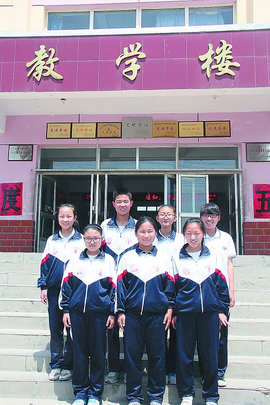 一位81岁的老太太受伤倒地,放学路过的7位阳原二中学生联手救助