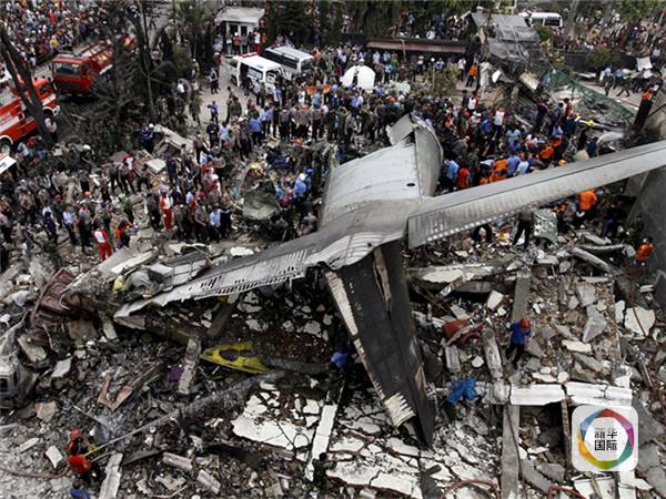 印尼军用机坠毁图片_WWW.66152.COM