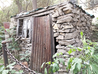 侯占友改造北山时居住的简陋石屋.周聪聪摄