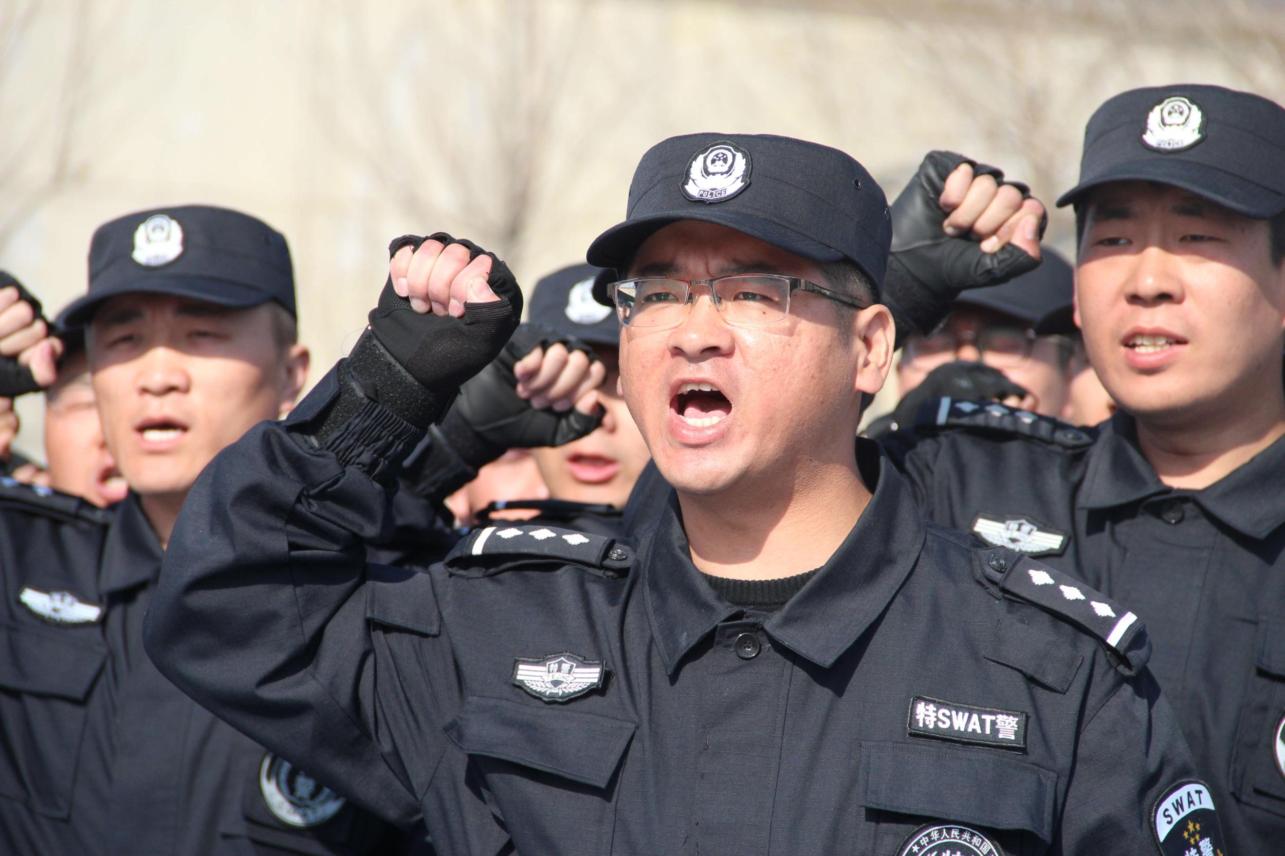 三月春意浓,特警练兵忙——鹿泉监狱特警队演练暨授旗