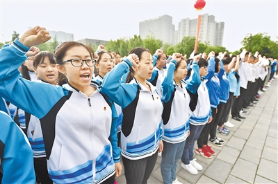 青春奋进中国梦 br>不忘初心跟党走
