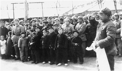 1949年解放大西北时留影.右一为王昭.(资料片)