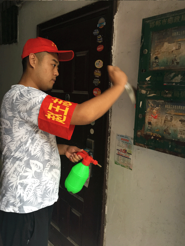 1503544789848113.gif 赵王志愿者在罗二社区清理小广告.gif