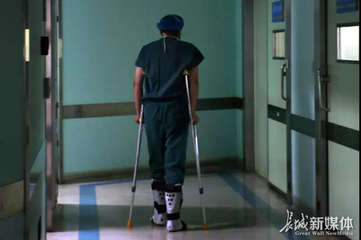 "拄拐"医生冯志军:只要病人需要,我会继续做手术