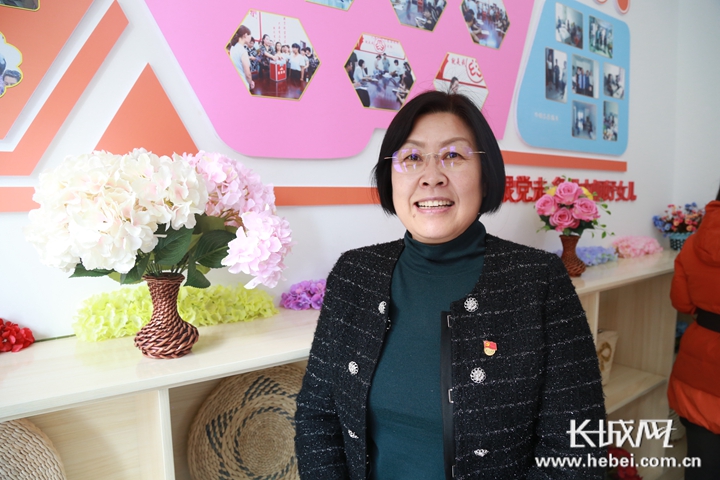 涞源县妇联主席张静向记者介绍,她身后的手工艺品就是搬迁过来的
