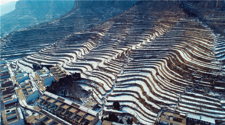 近日,河北邯郸市涉县普降小到中雪,雪后的涉县梯田美景如画.