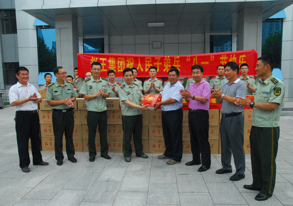 1553231610552140.jpg 7-1武警部队八一建军节慰问人民子弟兵合影.jpg