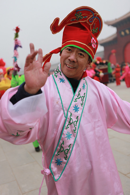 民间艺人在永年县广府镇东街村里进行民俗表演. 胡高雷 摄