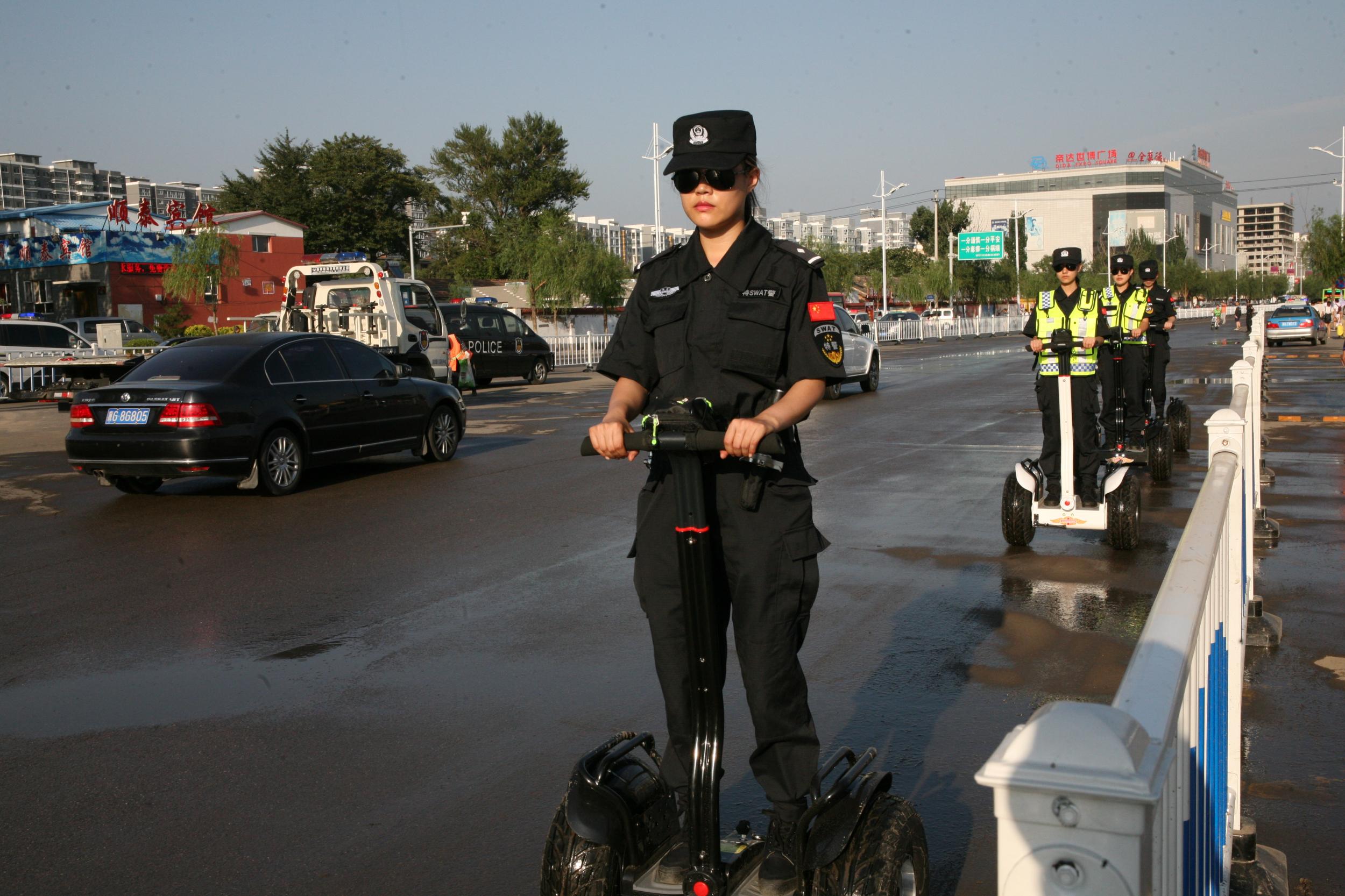 站前警务综合大队的女特勤巡逻