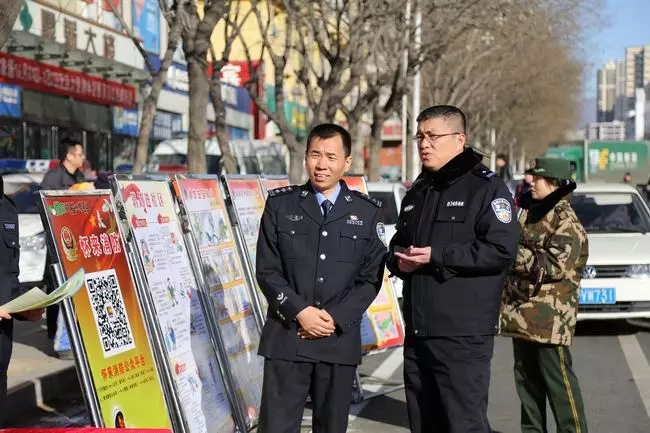 政府副县长,公安局长郝燕飞,副局长侯建伟带领民警,克服低温严寒,精神