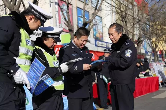 政府副县长,公安局长郝燕飞,副局长侯建伟带领民警,克服低温严寒,精神