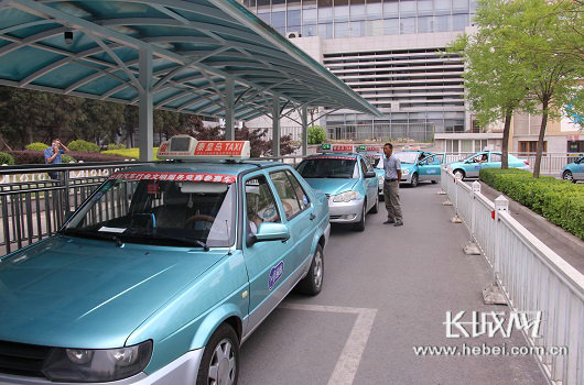 北戴河车站外出租车有序排队等候.长城网 闫思宇 摄