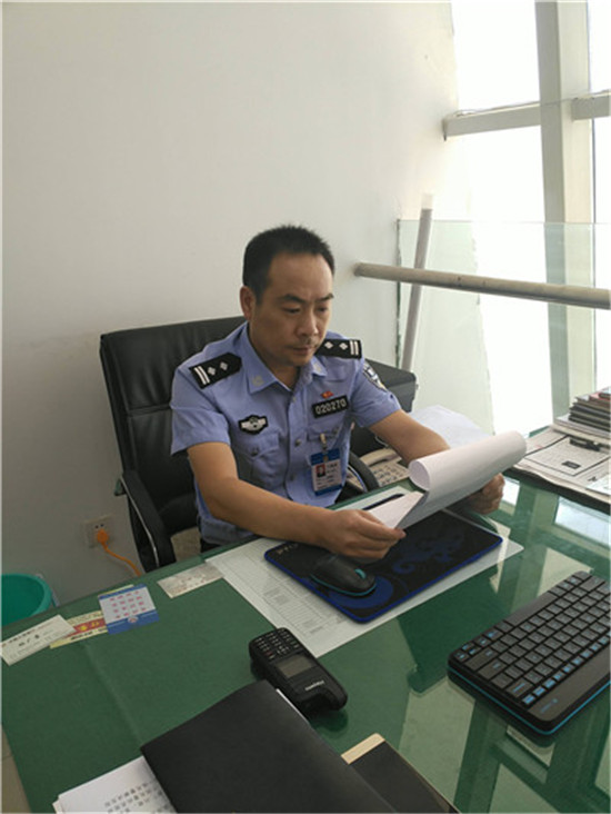 基本信息:男,40岁,中共党员,三级警督.