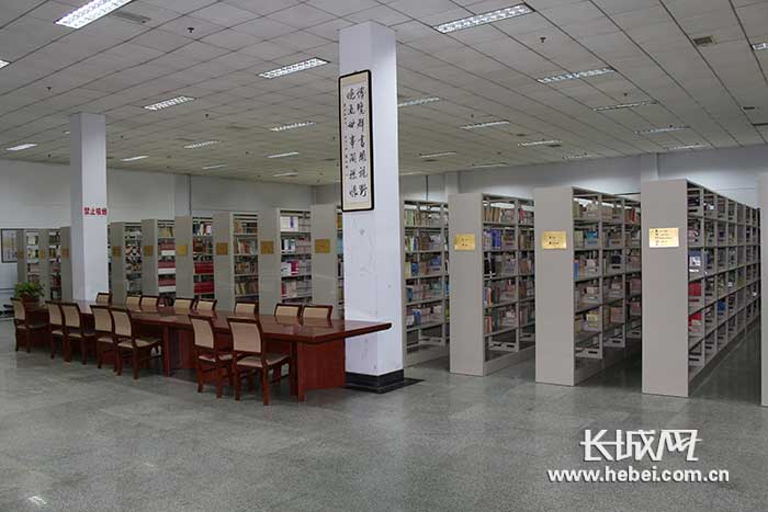 乐亭县图书馆环境.张野摄