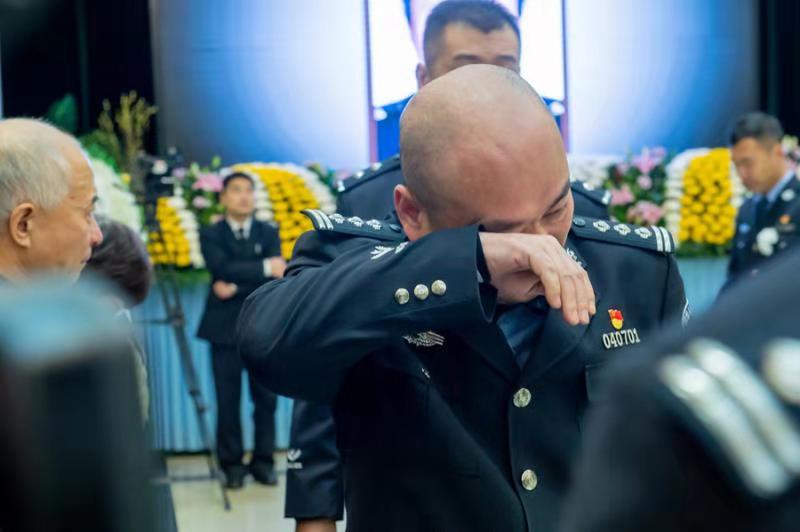 北京市公安局举行因公牺牲民警肖俊京同志遗体送别仪式