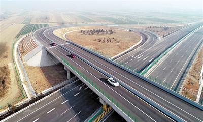谋求新的更大进展 去年12月16日,京(北京)秦(秦皇岛)高速公路二期工程