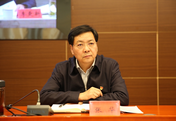 王婧主持,市检察院检察长张华,市委政法委常务副书记孟庆荣出席会议