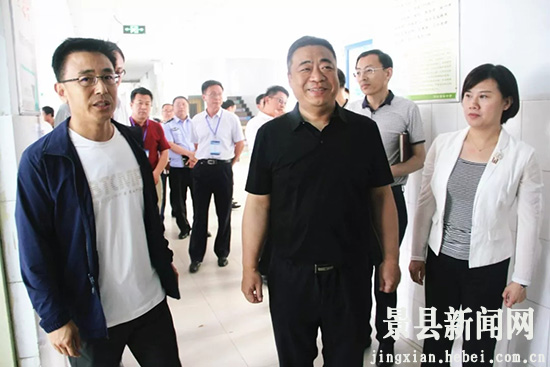 政府县长平荣峰到景县中学检查指导高考准备工作
