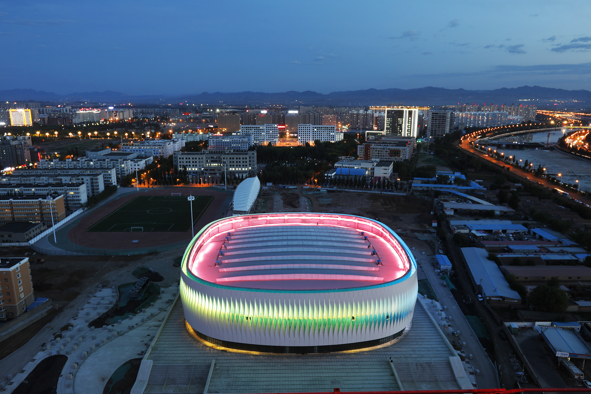 河北首个穹顶结构体育馆亮化