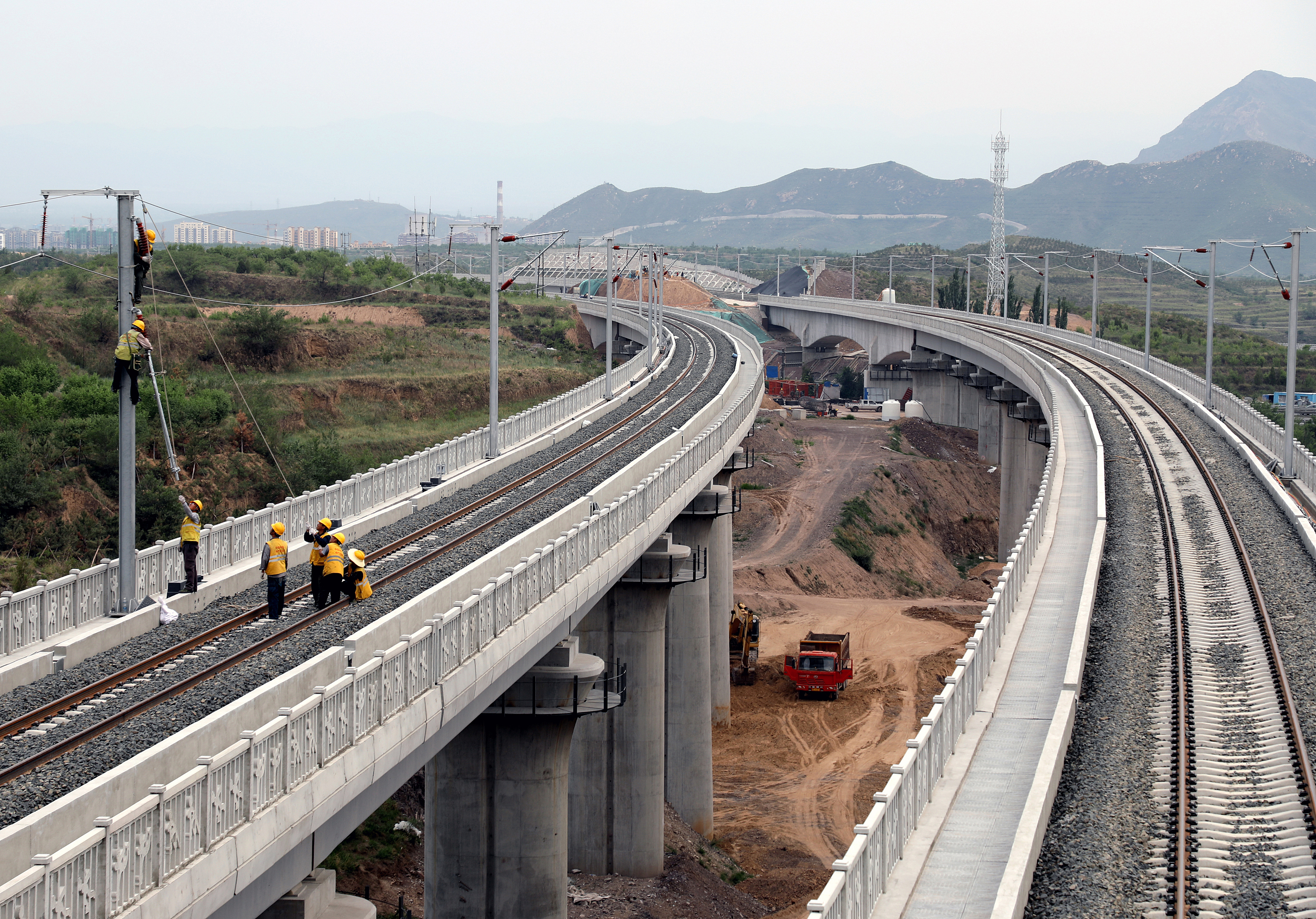 电气化局京张高铁"四电"工程施工人员首次应用在京张高铁崇礼铁路线上