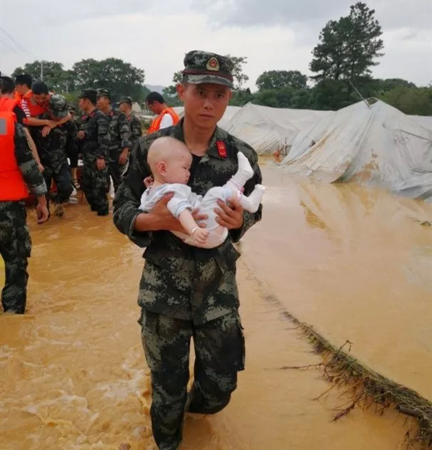 今天八一,致敬中国军人!