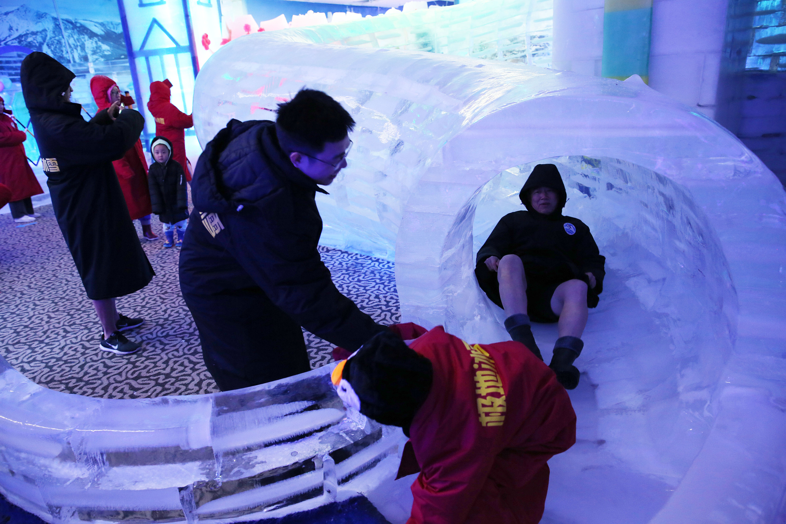 西安"秋老虎"持续发威 曲江冰雪馆人气爆棚