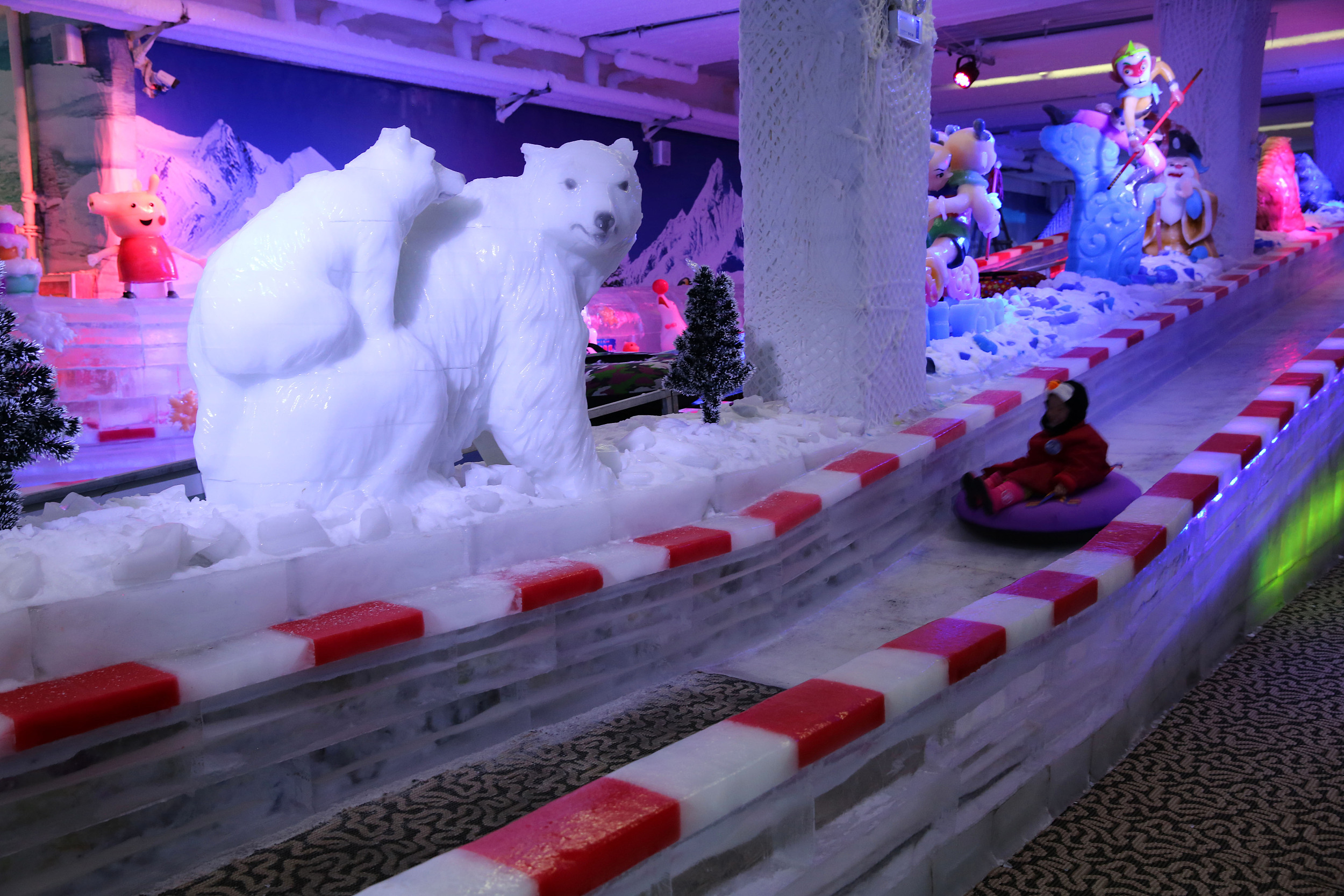 西安"秋老虎"持续发威 曲江冰雪馆人气爆棚