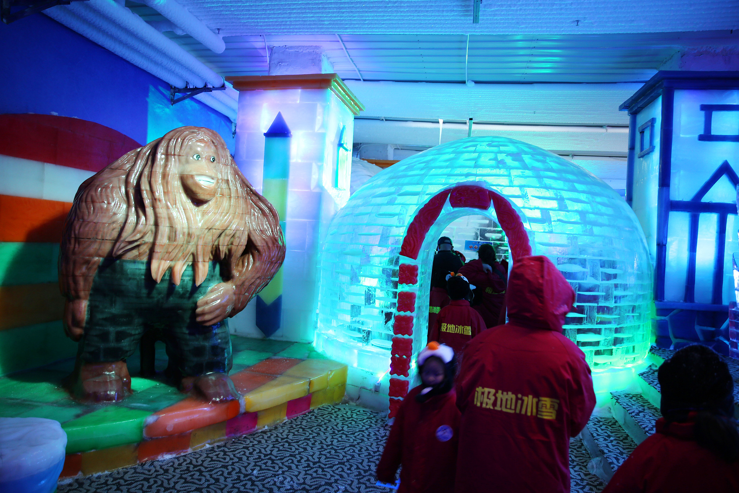 西安"秋老虎"持续发威 曲江冰雪馆人气爆棚