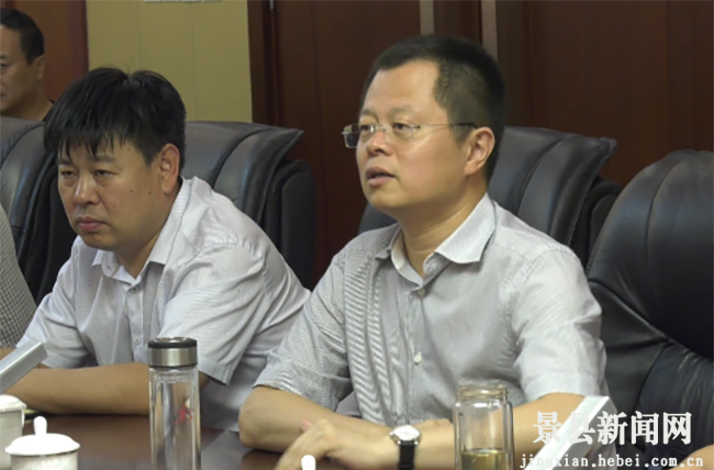 在宾馆三楼会议室,何立涛一行与我县重点企业代表进行座谈,针对企业