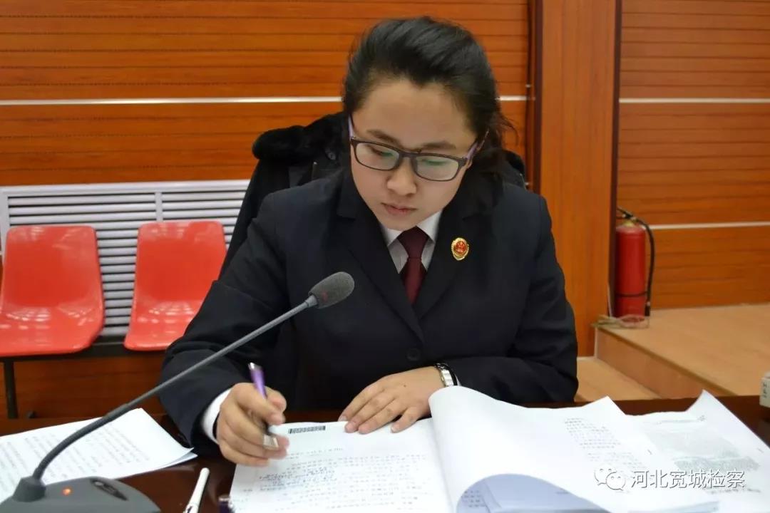 在生活中,检察官朱伟悦是一个开朗活泼,兴趣广泛的姑娘,爱长跑,擅长