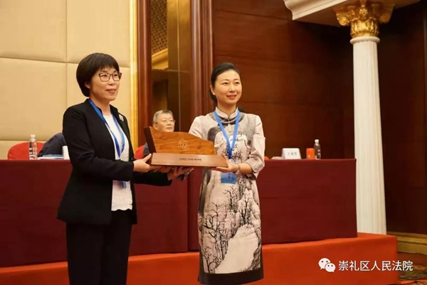 会议上,全国基层法院女院长协会会长王美芳做了年会工作报告,各地法院