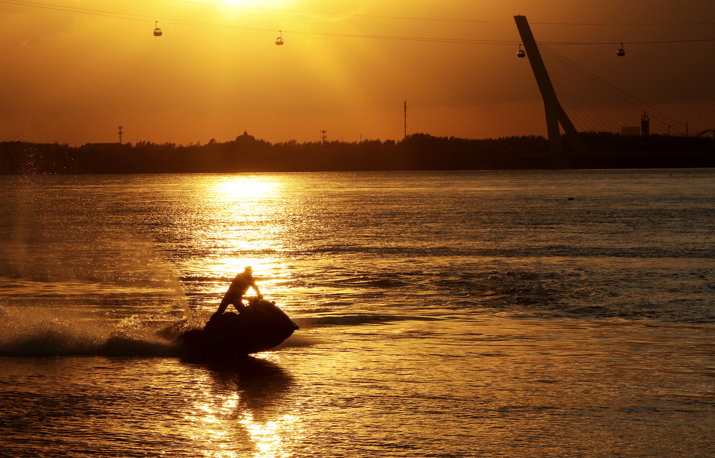哈尔滨金色暮光洒落松花江上