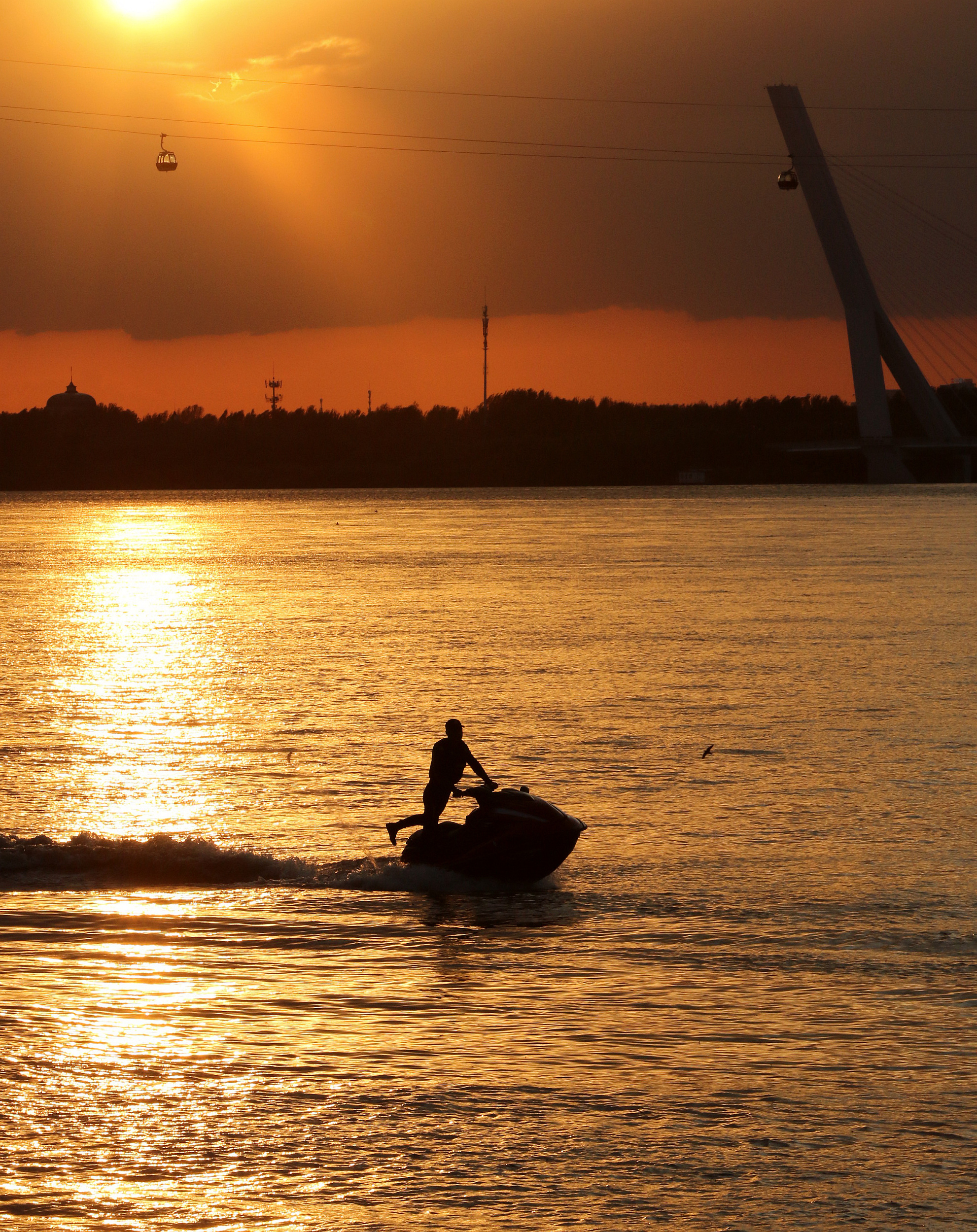 哈尔滨金色暮光洒落松花江上