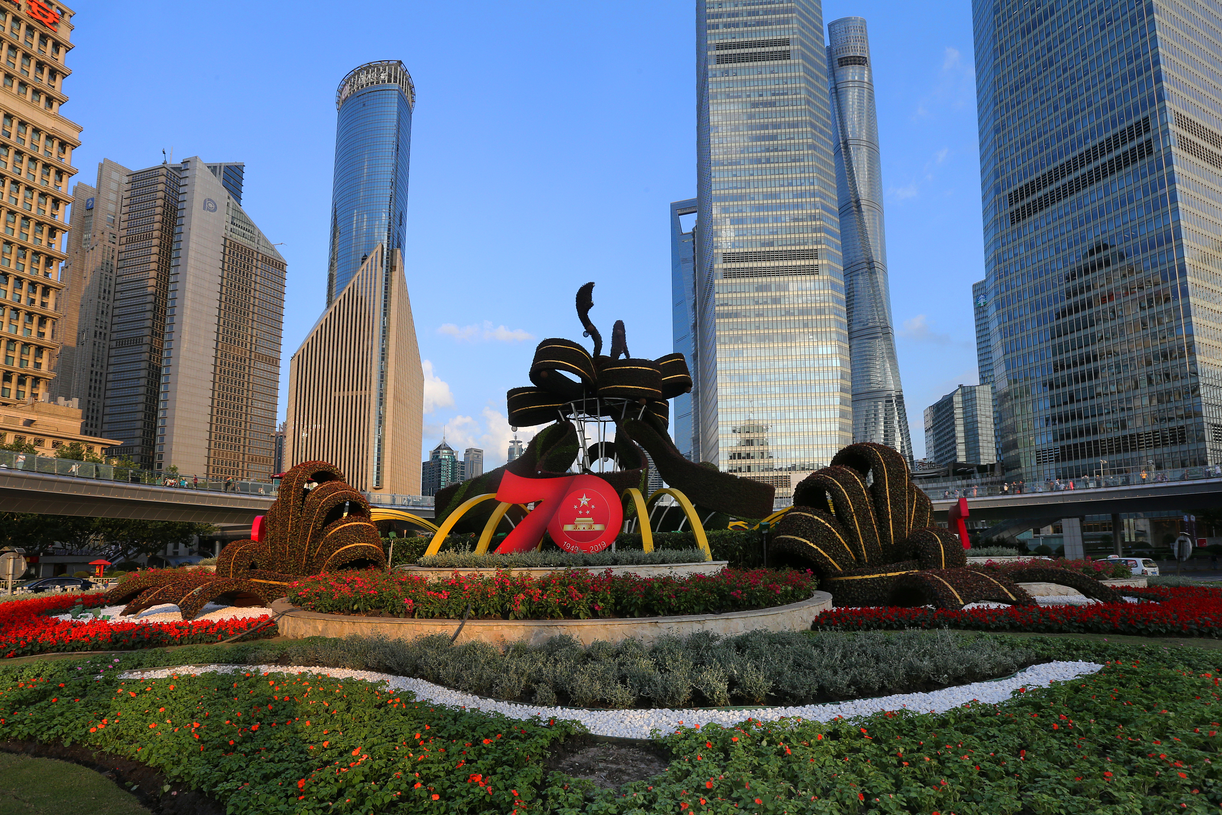上海陆家嘴环岛花坛盛装迎国庆