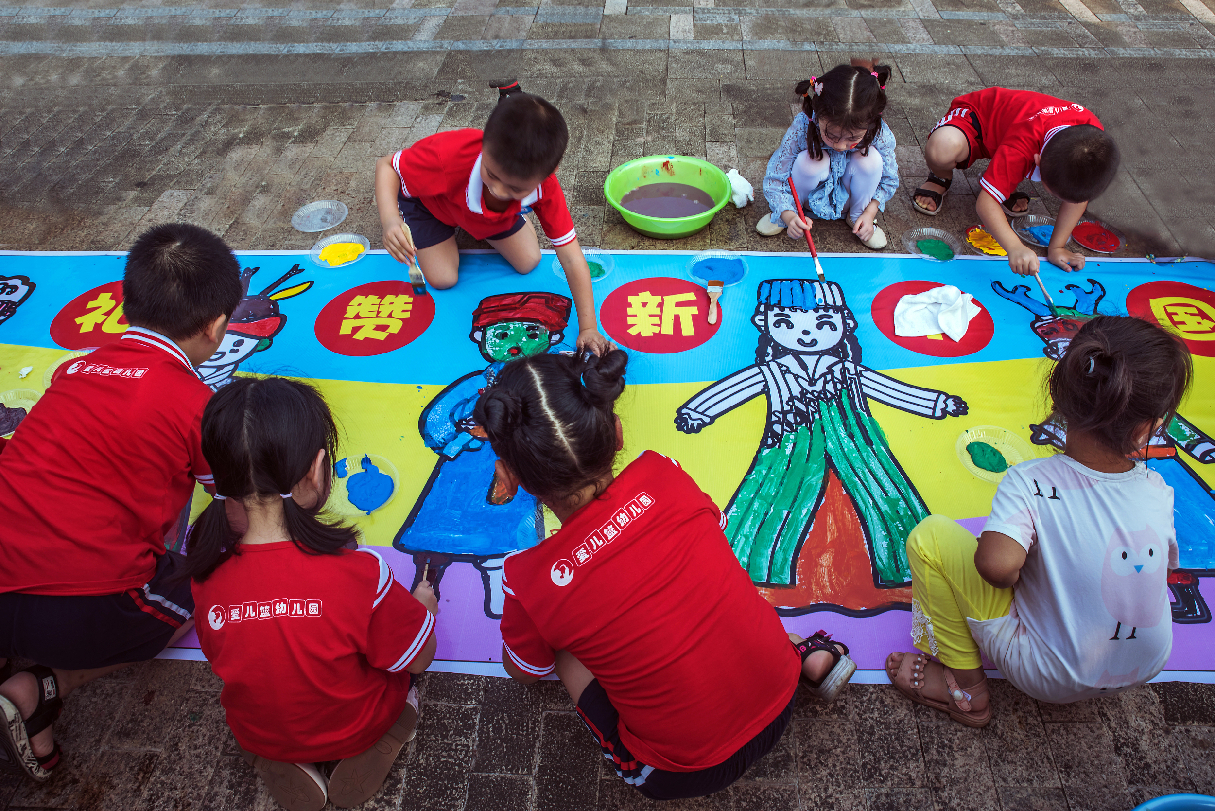 四川资阳儿童发挥想像力绘百米画卷献祖国