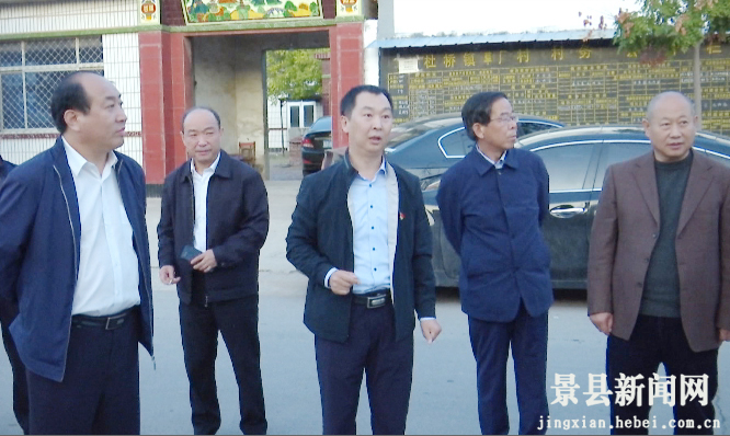 与会人员现场观摩了杜桥镇"不忘初心,牢记使命"主题教育开展情况,并